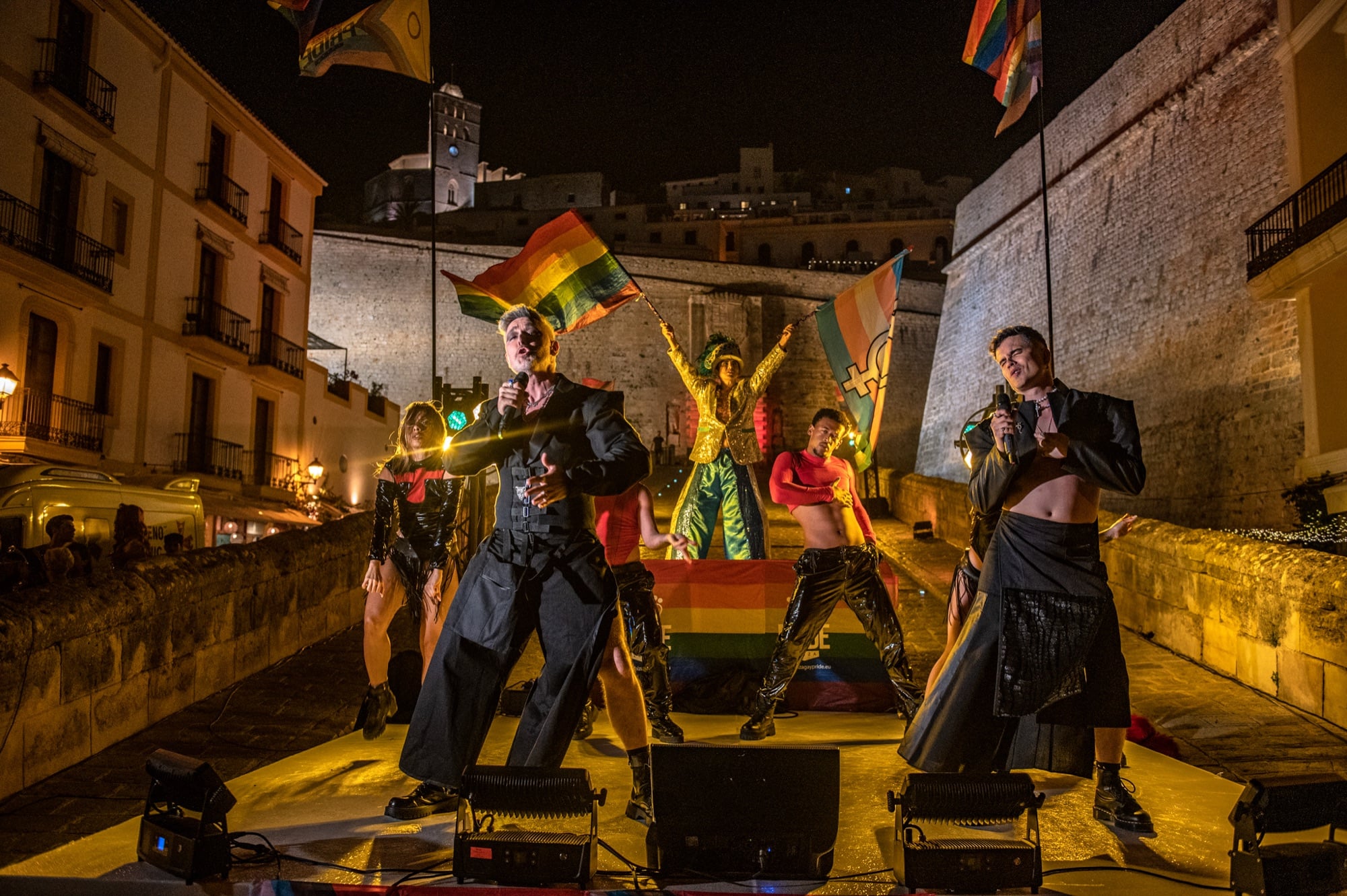 Ibiza Pride 2026 — los bailarines en el aire junto a las murallas.