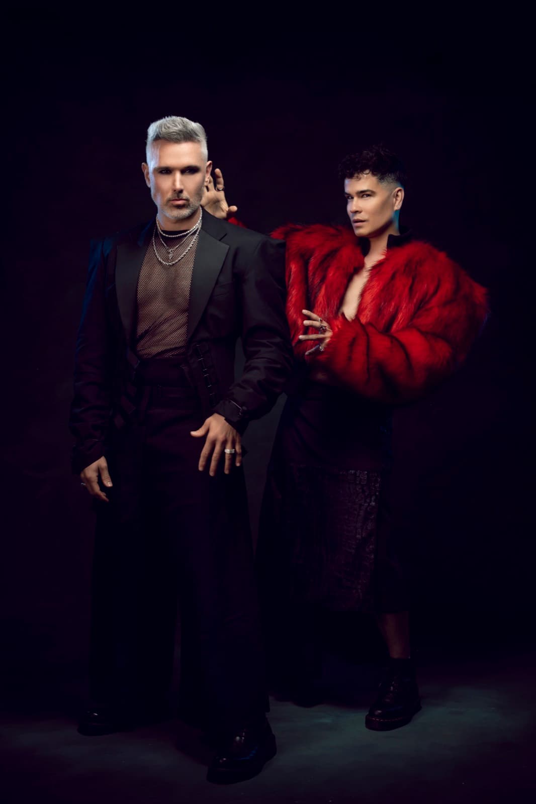 Velvet Riot — portrait en pied du duo, costume noir et fourrure rouge.