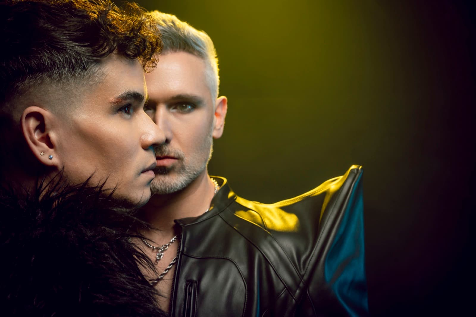 Velvet Riot — gros plan du duo en cuir noir, contre-jour jaune.